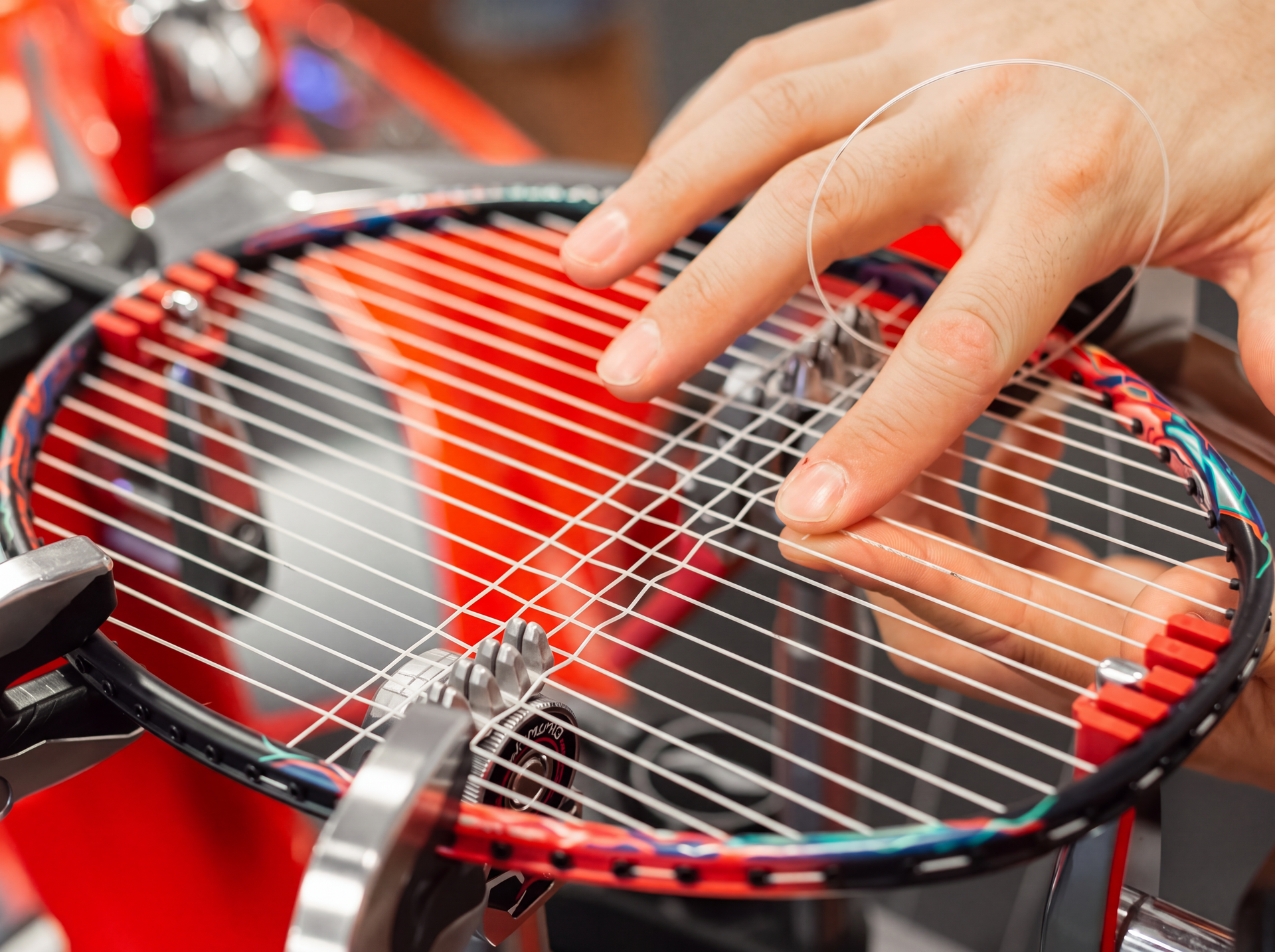 Hvor hårdt skal din badmintonketcher strenges?